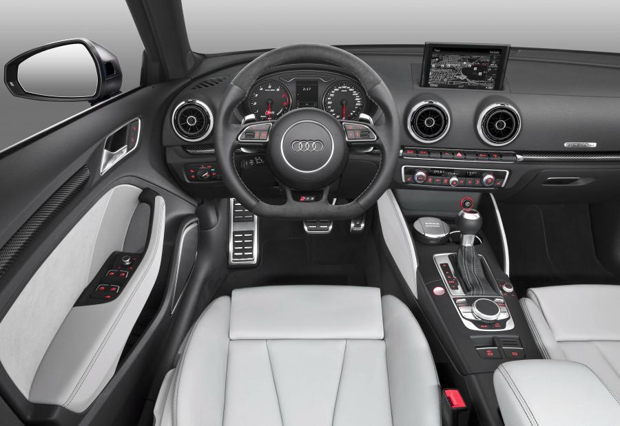 Торпедо Audi RS3 Sportback 2015 года  (WW) (фото 16 из 38)